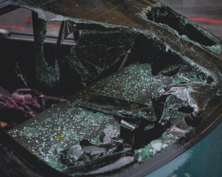 Мъж потроши с камък кола в Смирненски