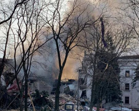 Спасяват оцелелите след бомбардировката на театъра в Мариупол