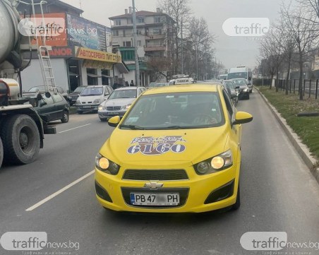 Таксиджия удари и наруга пловдивчанка заради спор на пътя