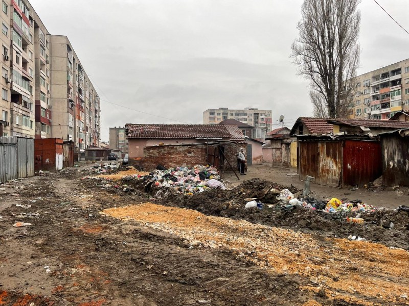 Изкараха затъналия тир от улицата с боклуци в Столипиново