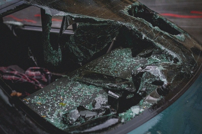 Мъж потроши с камък кола в Смирненски