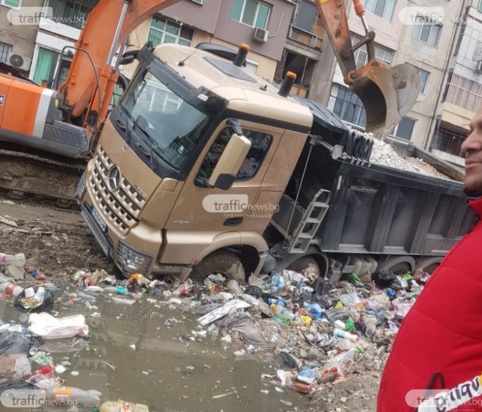 Тир потъна в улица с боклук в Столипиново