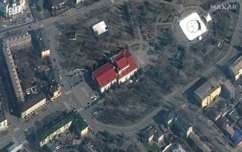 Украйна: Във взривената сграда на театъра в Мариупол може да има над 1000 души