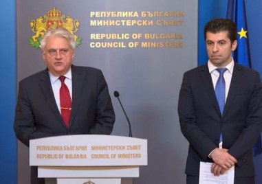 Премиерът Кирил Петков и вътрешният министър Бойко Рашков дадоха извънреден