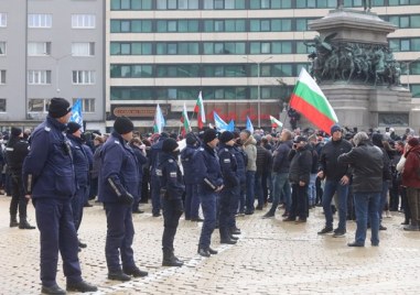 Засилено е полицейското присъствие пред ключови сгради в центъра на