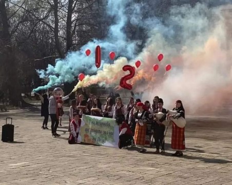 Абитуриенти от ТХВП с музикална покана към класната си