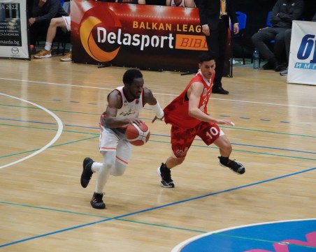 Академик с второ поредно домакинство днес