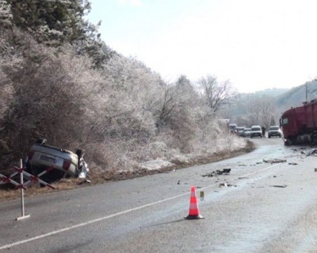 Колата на 24-годишния, загинал при катастрофата край Карлово, е смазана и по таван