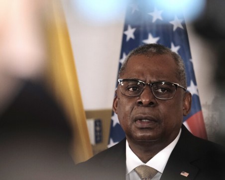 Министърът на отбраната на САЩ пристигна в България