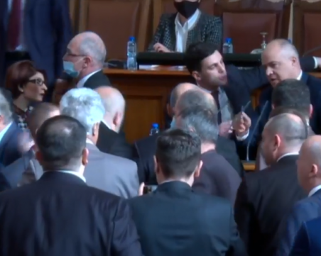 Напрежение в Парламента, депутат от Пловдив на крачка от физическа саморазправа