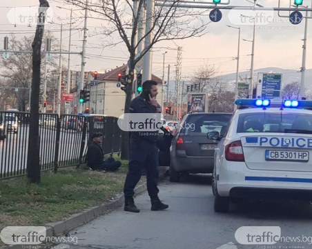 Нов показен арест в Пловдив! Полицаи свалиха мъж от кола и му сложиха белезници