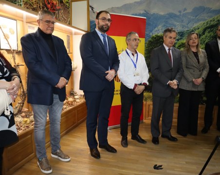 Проф. Пимпиреви посланикът на Испания откриха фотоизложба в Природонаучния музей