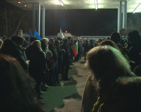 Пускат Бойко Борисов от ареста – стотици членове на ГЕРБ го очакват пред 7 РПУ