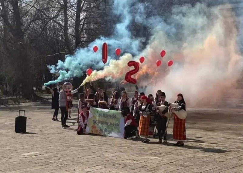 Абитуриенти от ТХВП с музикална покана към класната си