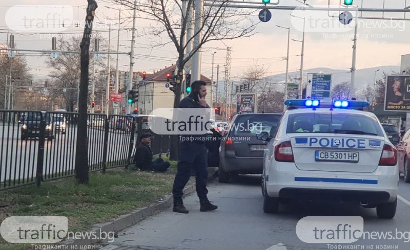 Нов показен арест в Пловдив! Полицаи свалиха мъж от кола и му сложиха белезници