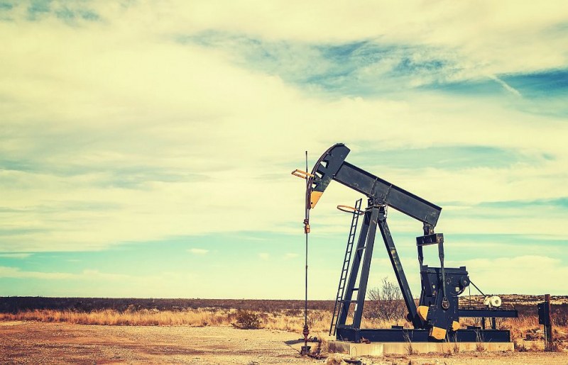 Цената на петрола тръгна стремглаво надолу – на какво се дължи спадът?