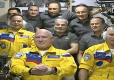 Трима руски космонавти пристигнаха на Международната космическа станция в костюми с