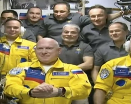 Руски космонавти се облякоха с цветовете на Украйна