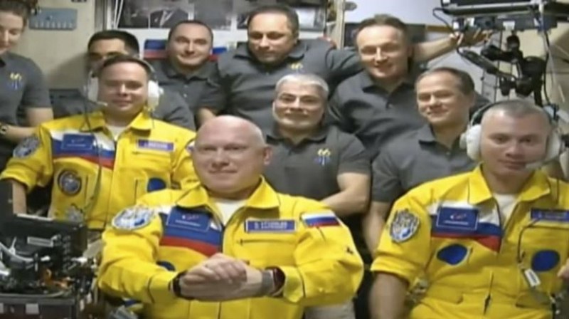 Руски космонавти се облякоха с цветовете на Украйна