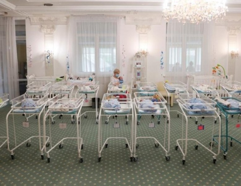 В пригодено подземно бомбоубежище в украинската столица най-малко 20 бебета,