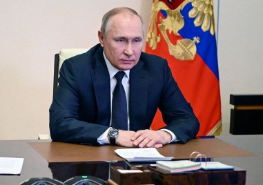 Около 1000 членове на персонала на руския президент Владимир Путин