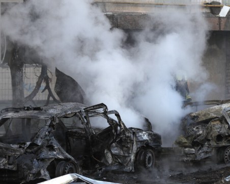 Снаряд избухна пред жилищна сграда в Киев и рани петима