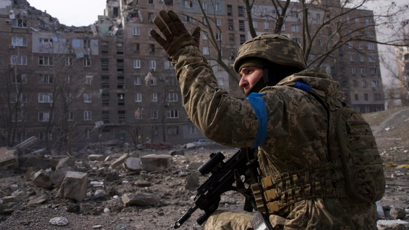 Ожесточени боеве в Мариупол, руската армия затяга обръча