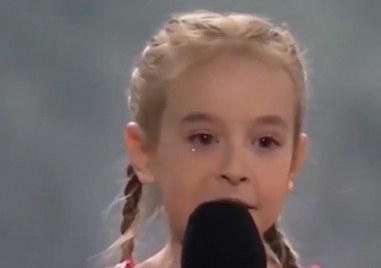 Малката Амелия която трогна хиляди пеейки в бомбоубежище вече е