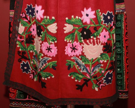 Изложба разказва за престилката в женската носия в Етнографския музей