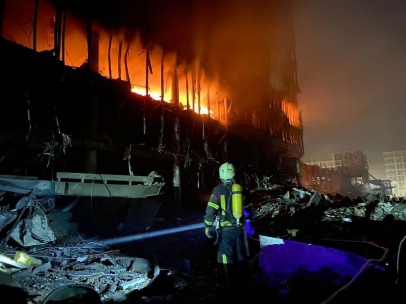 Нов удар в Киев, търговски център е поразен