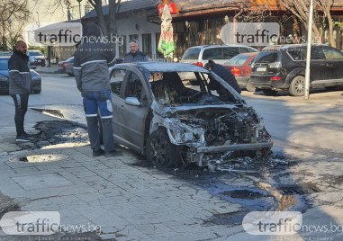Лек автомобил пежо избухна в пламъци в пловдивския квартал Христо