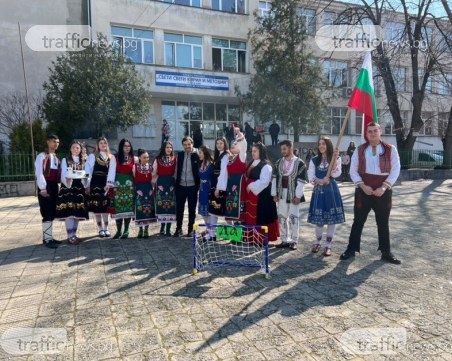 Абитуриенти в Пловдив заложиха на българския фолклор при покана за бала