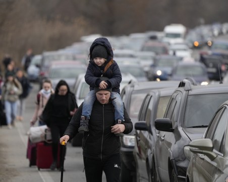 Евакуират жителите на Мариупол, обстрели в села край Киев