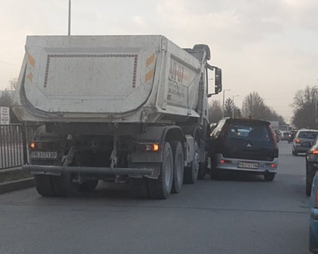 Камион и кола се удариха на Кукленско шосе, движението е затруднено