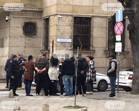 Масов бой и стрелба! Две ромски фамилии в челен сблъсък пред съда в Пловдив