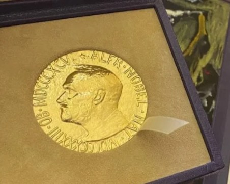 Новая газета и Дмитри Муратов продават Нобеловата награда в подкрепа на бежанците от Украйна