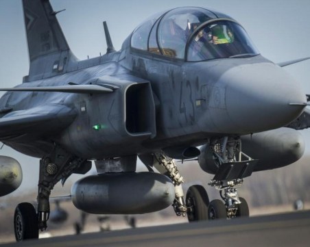 Унгарски самолети в бойна готовност заради самолет от Украйна