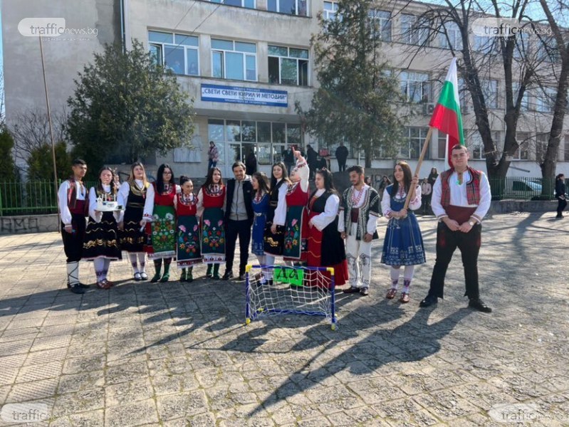 Абитуриенти в Пловдив заложиха на българския фолклор при покана за бала