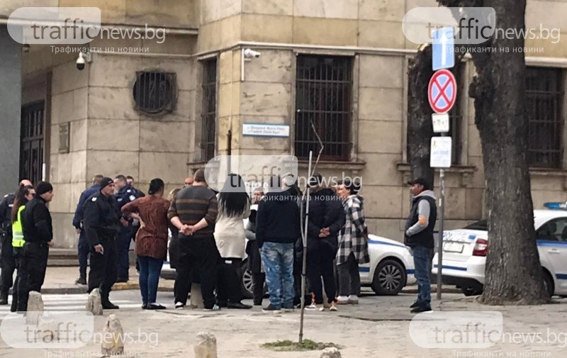 Масов бой и стрелба! Две ромски фамилии в челен сблъсък пред съда в Пловдив