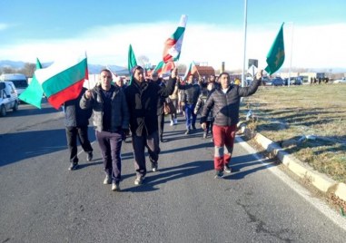 Членове на Национално сдружение на българските лозари излизат на протест
