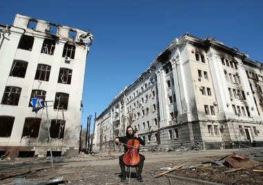 Мъж излезе да свири на виолончело сред разрушенията в Харков
