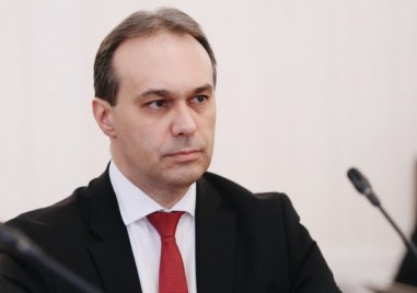 Министърът на отбраната Драгомир Заков говори след заседанието на Комисията