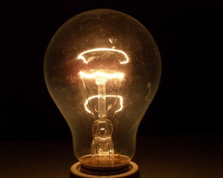 Ето кой и какви компенсации ще взима за високите сметки за ток и газ през следващите месеци