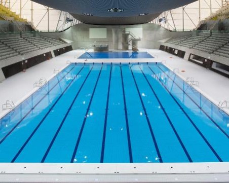 Евакуираха над 200 в басейн в Лондон заради изтичане на хлор