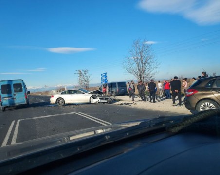 Катастрофа край Царимир, предницата на една от колите е смачкана