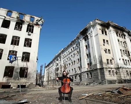 Мъж свири на виолончело сред разрухата в Харков