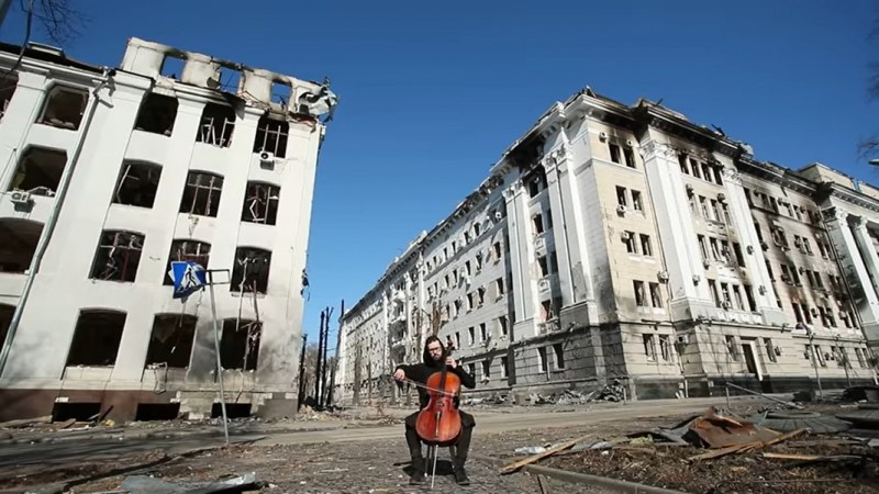 Мъж свири на виолончело сред разрухата в Харков