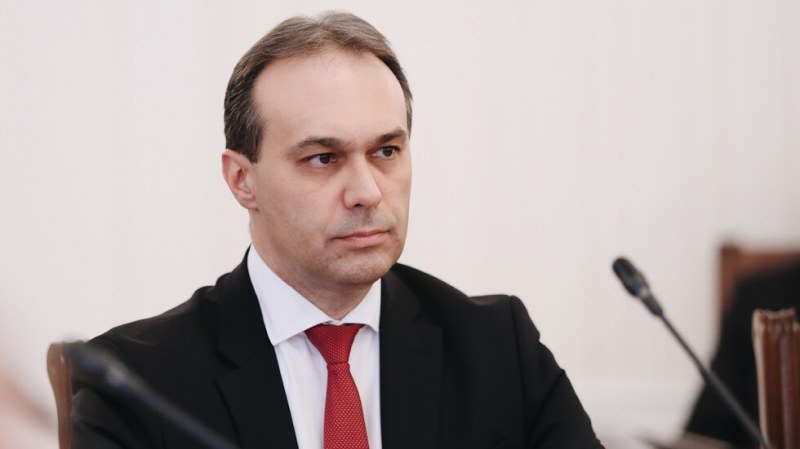 Министърът на отбраната Драгомир Заков говори след заседанието на Комисията