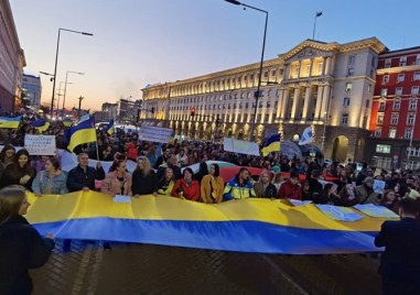 В центъра на София се провежда мирно шествие в подкрепа