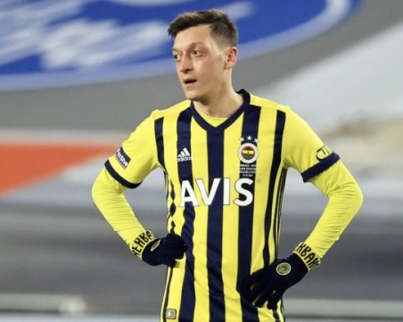 Фенербахче изхвърли Месут Йозил и Озан Туфан от състава